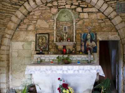 L'altare con dietro la nicchia contenente la statua di san Michele